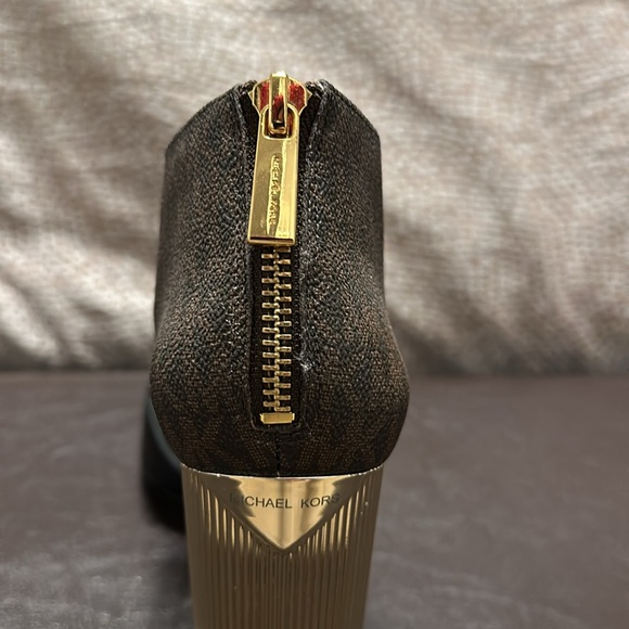 Size 9M Michael Kors gold wedge heels - Picture 3 of 5